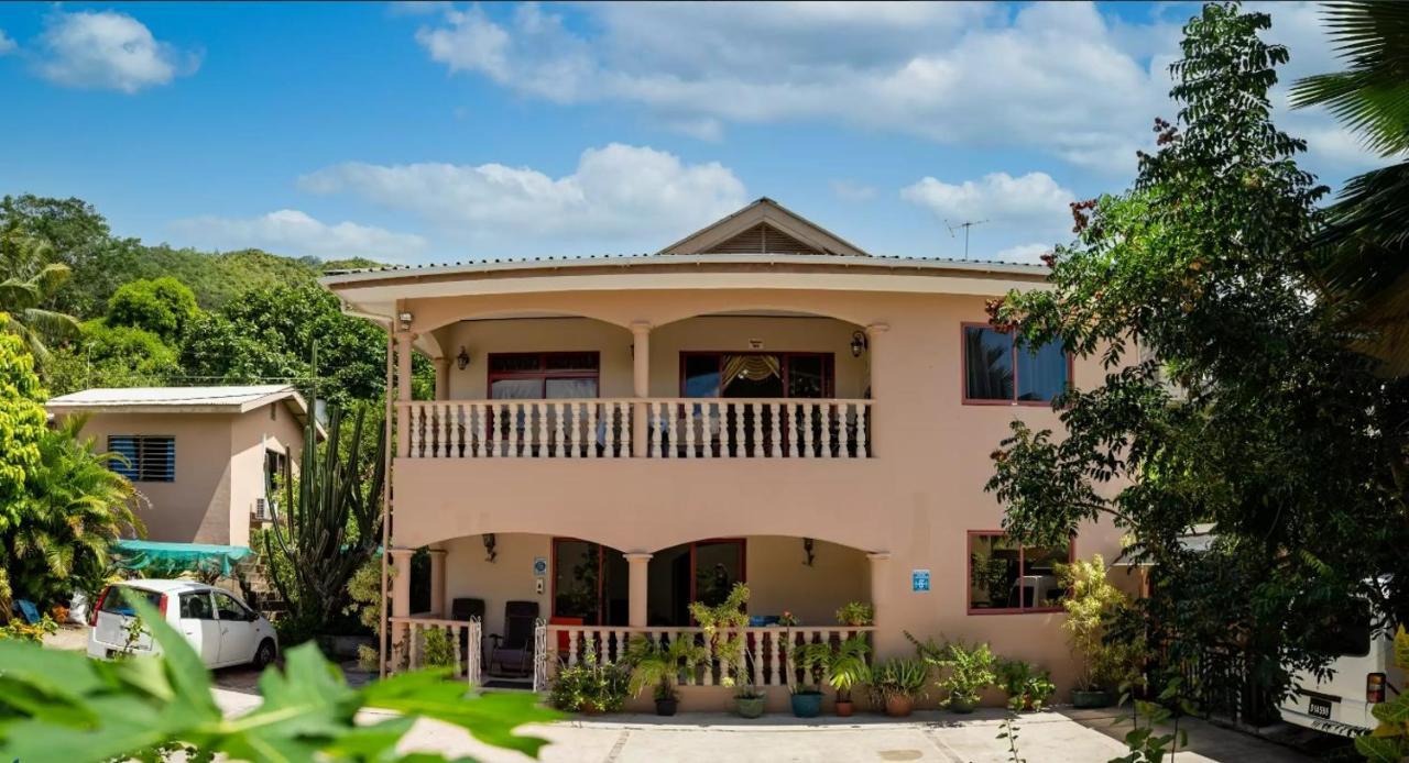 Appartamento Chez Benoit Self Catering Victoria Esterno foto